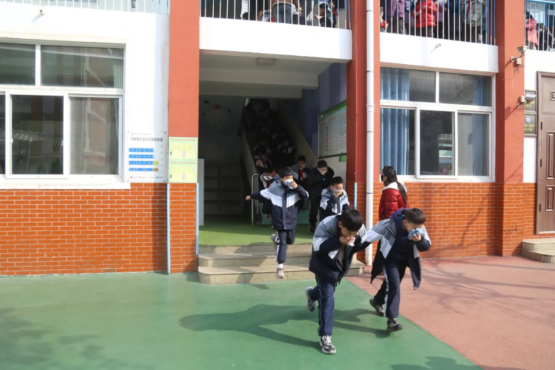 校园消防演练，筑牢安全防线——漯河市第二实验小学开展消防安全疏散演练活动